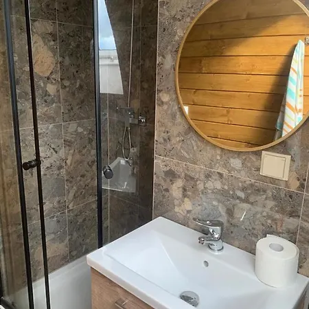 Zagroda Na Borach - بيت للعطل *